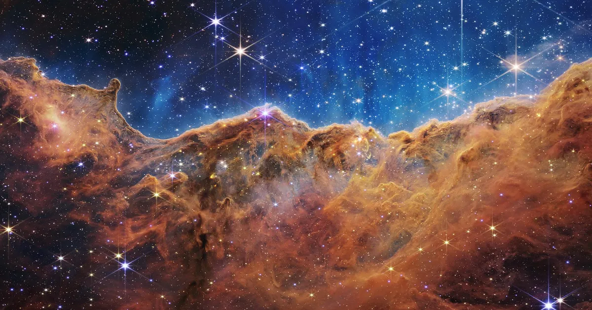 Le Cosmic Cliffs della Nebulosa della Carena fotografate dal telescopio James Webb