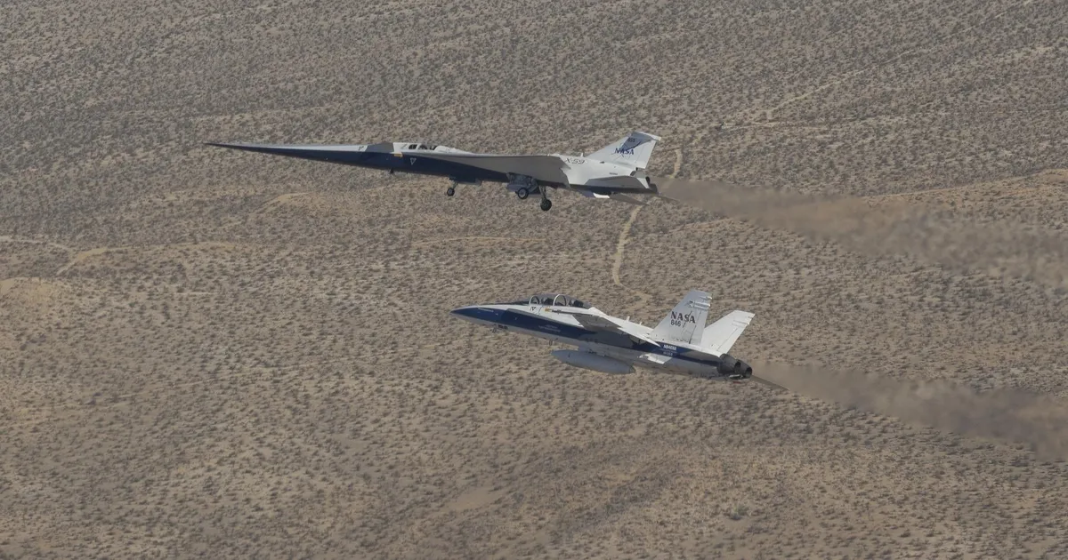 Un caccia F/A-18 in volo accanto allo sperimentale X-59 della NASA