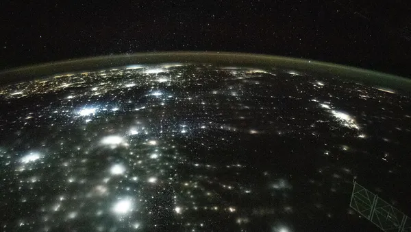 Le luci notturne della Terra fotografate dalla Stazione Spaziale Internazionale